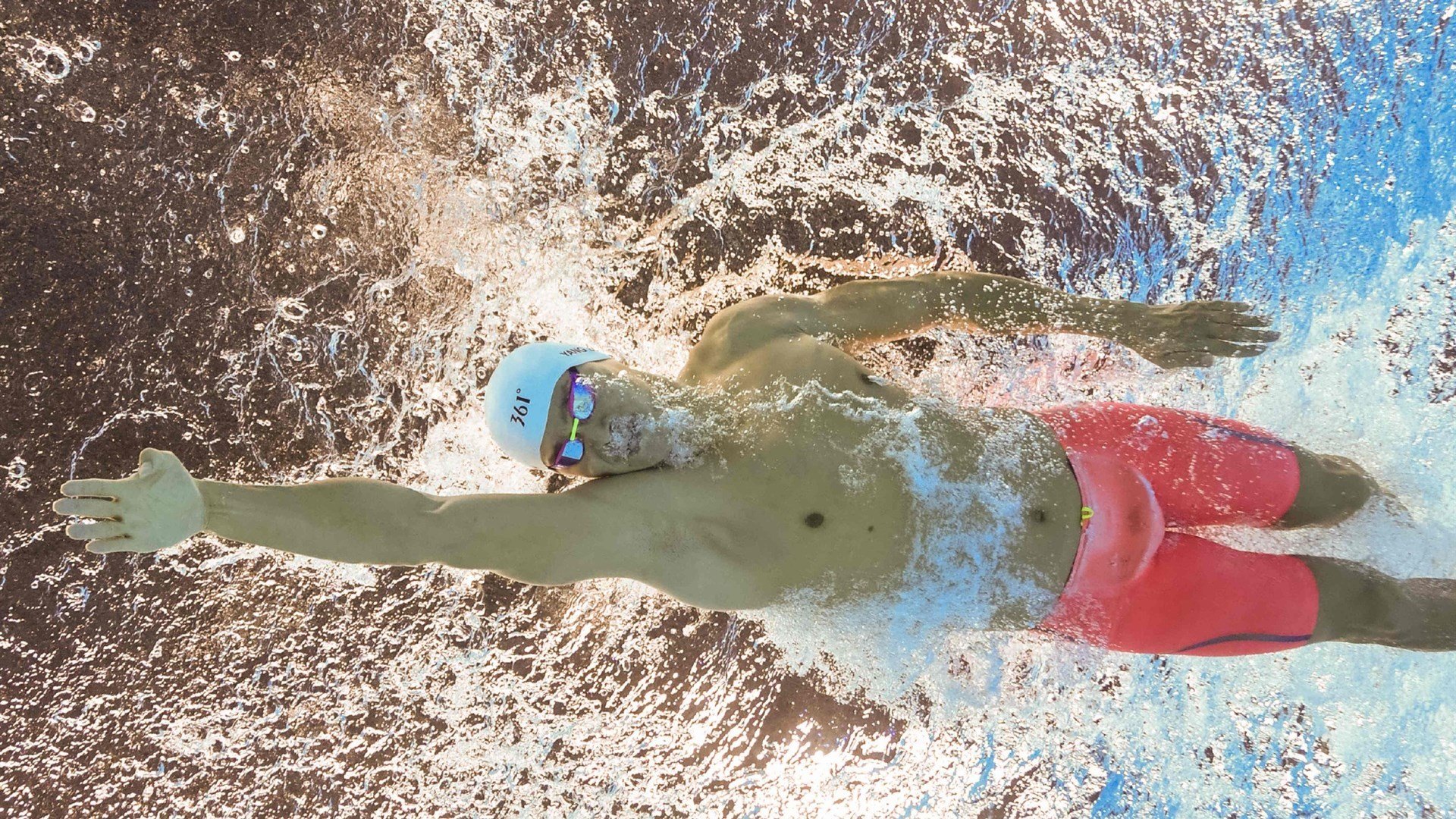 -日本骑手中村翔在2024年世界马术运动会中与“烈火”马匹共同夺银，成绩斐然。